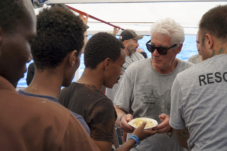 Skådespelaren Richard Gere (mitten av bilden) besökte Open Arms i fredags för att visa sitt stöd för besättningen och migranterna ombord.