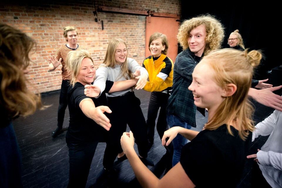 Teaterpedagog Nina Olsson improviserar med teatergruppen.