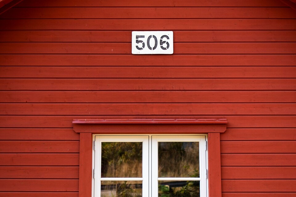 Numret 506 pryder fasaden som är målad i Falu Rödfärg. Det är avståndet från det gamla banvaktshuset till Stockholm.