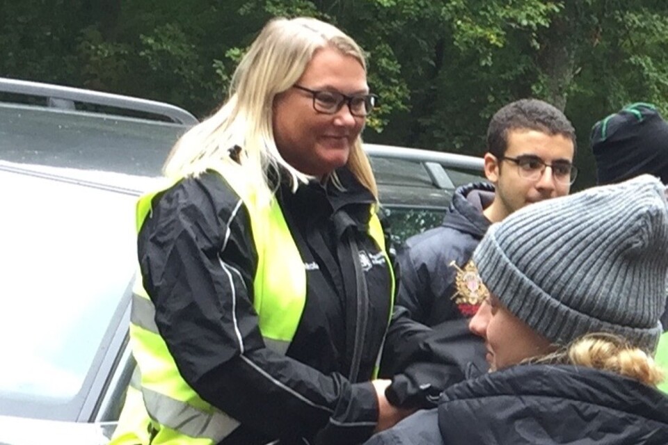 Marie Svenesson, lärare på Öllsjöskolan, åkte iväg med klass 8B för att leta efter Leela.