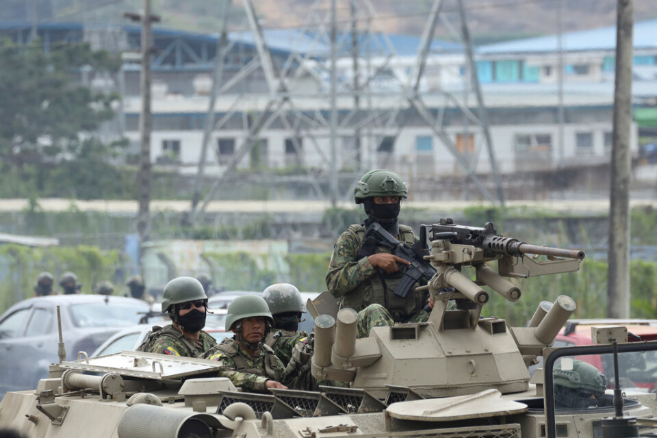 Militär i Ecuador går in i säkerhetsfängelse i Guayaquil för att omhänderta en fängslad gängledare.