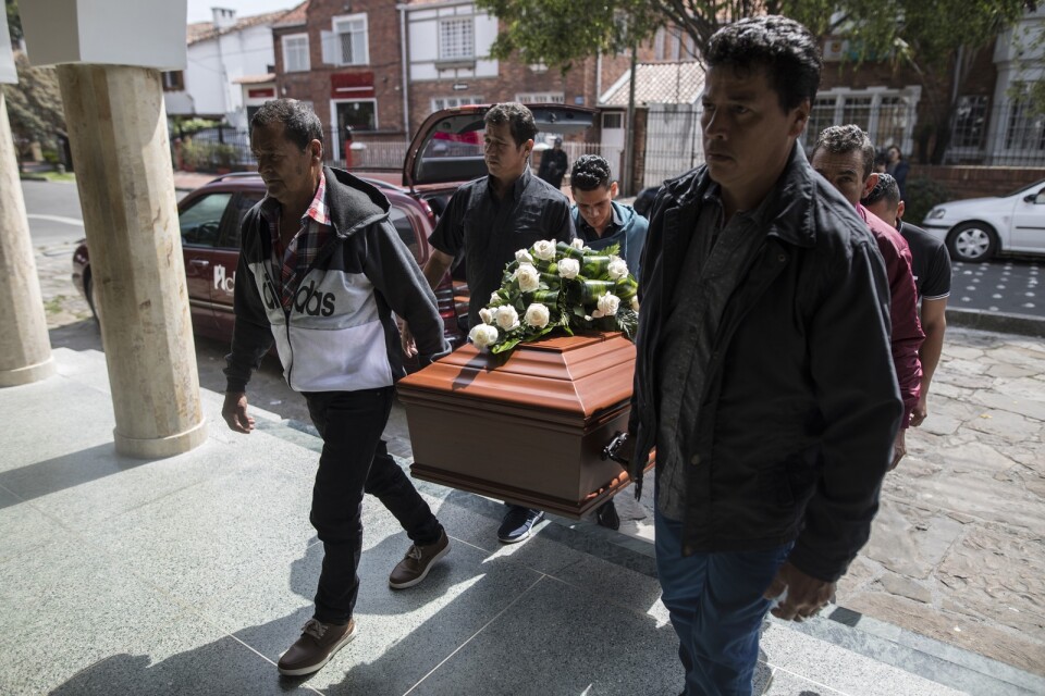 Anhöriga och vänner vid begravningen av Astrid Conde, en tidigare Farc-rebell, som sköts ihjäl i huvudstaden Bogotá i mars. Arkivbild.