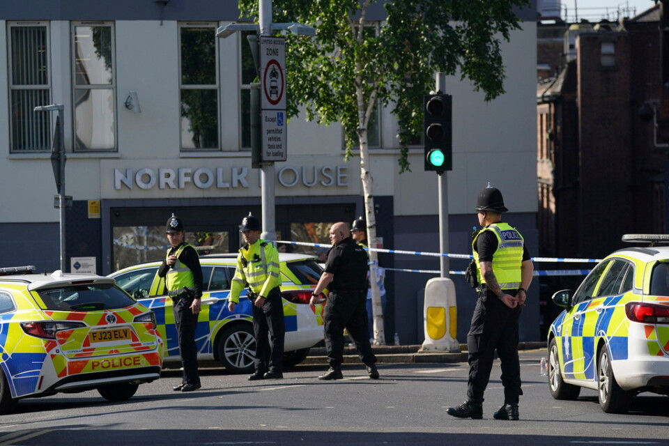 Stora delar av Nottingham är avspärrade efter våldsdådet där tre personer hittats döda och tre är skadade.