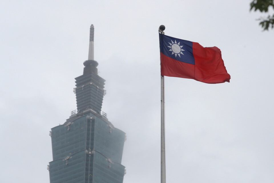 Taiwans flagga. Kina ser Taiwan som en del av sitt territorium och har uppgett att man en dag ska ta över ön. Arkivbild.