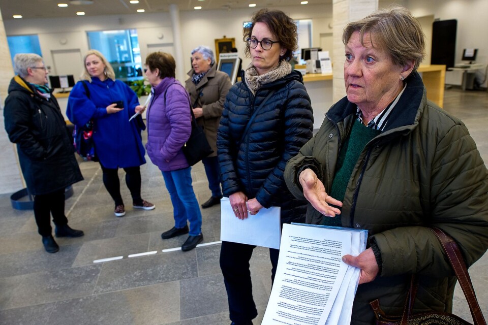 Anhöriga och anställda överlämnar listor till kommunfullmäktige i Rådhuset. Från vänster: Carola Hilhorst Järlesäter och Lena Lööv.