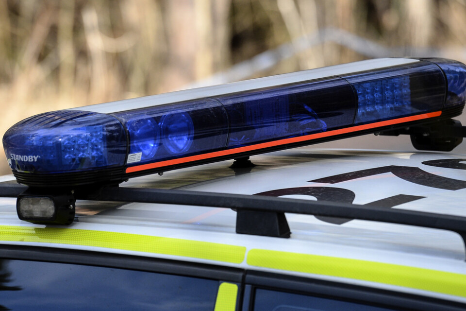 Polisen letar fortfarande efter den person som har stickskadat en person i 20-årsåldern i centrala Visby under fredagen.