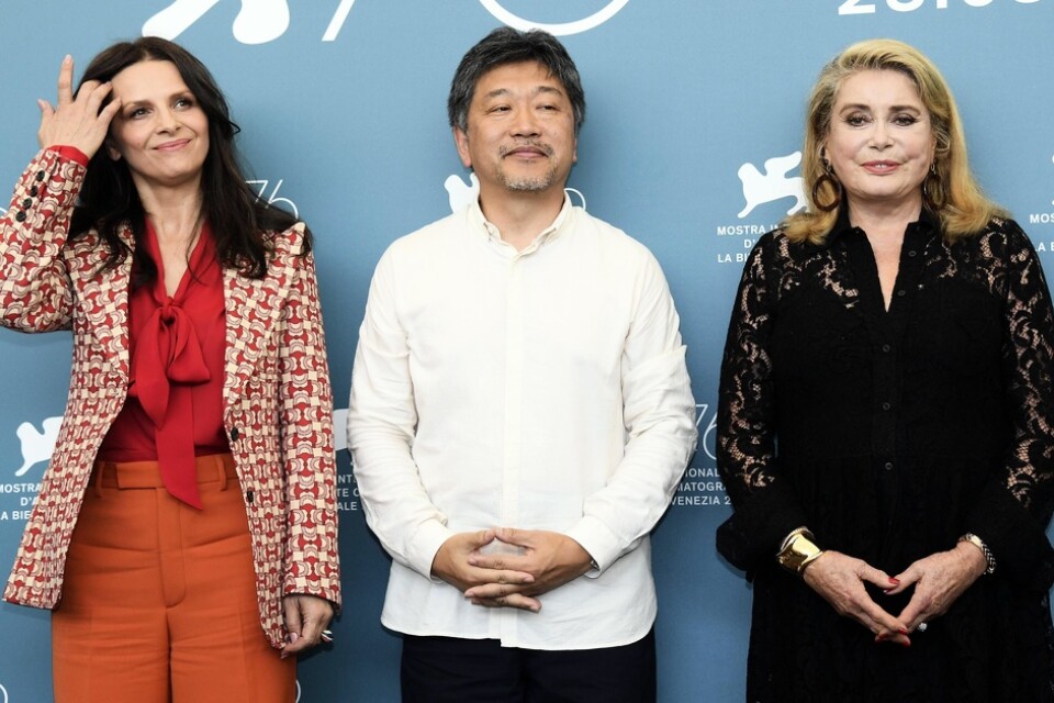 Juliette Binoche och Catherine Deneuve på varsin sida om regissören Hirokazu Kore-eda. "Sanningen" är den japanske regissörens första film på ett annat språk än japanska. Arkivbild.