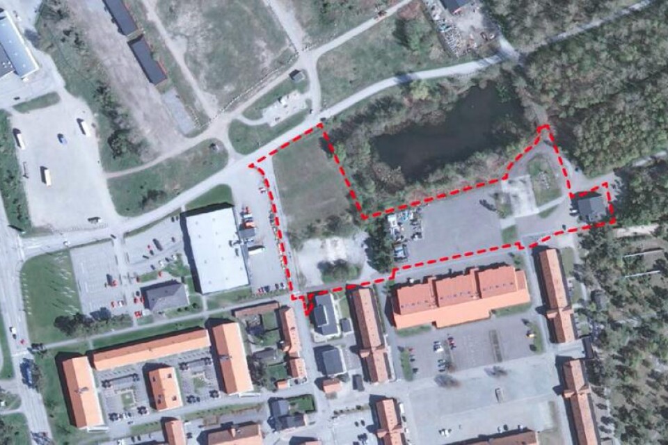 Det är det markerade området norr om Ystad studios och Cinteket som ska bebyggas. Öster om det ligger Elgiganten och intill ligger Skridskodammen. Skissen finns i planbeskrivningen.