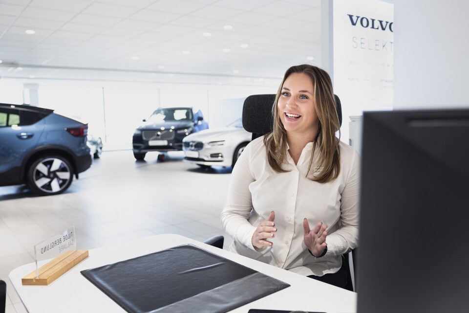 Blott 21 år gammal blev Tilde Berglund historisk – när hon fick jobb som en av de första kvinnliga bilförsäljarna i Ulricehamn. ”Det är en ära”, säger ulricehamnaren.