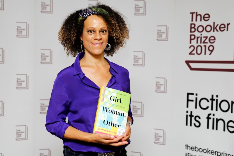 Den brittiska författaren Bernardine Evaristo med boken "Girl, woman, other" som ger henne ett delat Bookerpris.