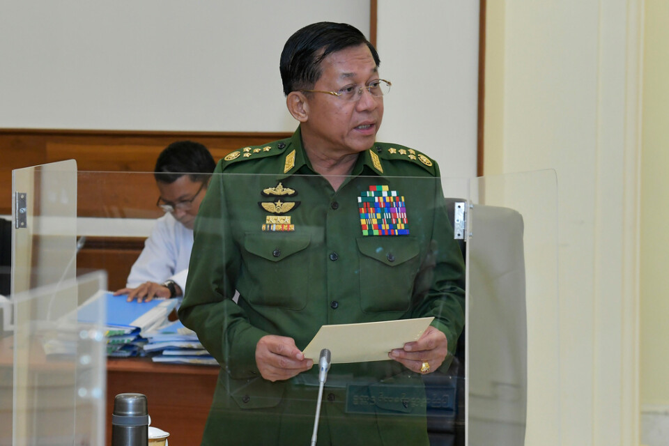 En bild på juntaledaren Min Aung Hlaing, tagen i tisdags och distribuerad av militären.