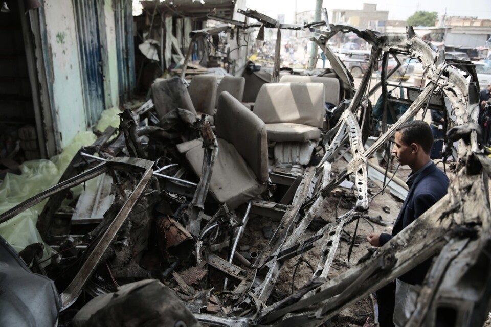 Flera personer har dödats i en attack mot en marknad i provinsen Saada i nordvästra Jemen. Uppgifterna om vem som ligger bakom attacken går isär. På bilden vraket av en buss som förstördes vid en attack i Saada i fjol. Arkivbild.