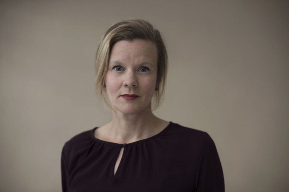 Gertrud Hellbrand är född 1974 och bosatt på Vikbolandet, Östergötland. För sin senaste roman, ”Veterinären”, fick hon stor uppmärksamhet.