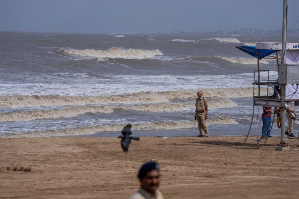 Myndigheterna i Pakistan och Indien förbereder sig inför cyklonen Biparjoy som väntas slå mot ländernas kuster senare i veckan.