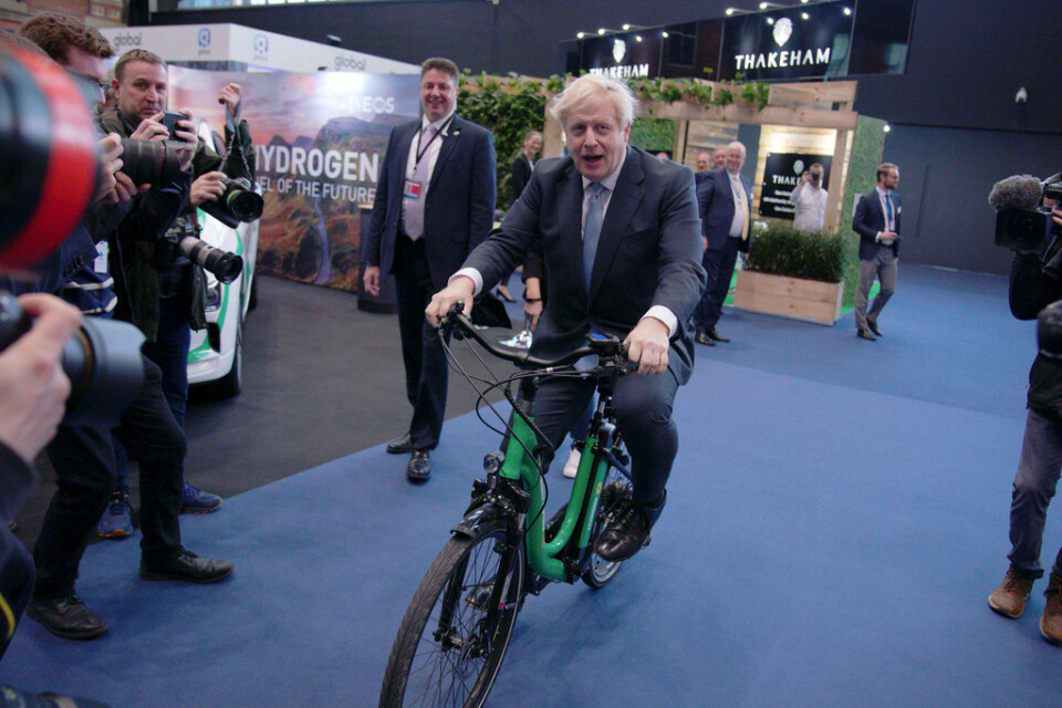 På grön kvist? Boris Johnson testar en cykel vid partikongressen i Manchester.