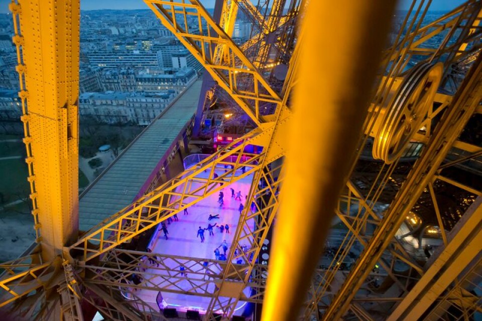 Eiffeltornet ska omgärdas av en skottsäker glasmur som ska ersätta metallstaketen. Åtgärden ska minska riska risken för terrorattacker. Arkivbild.