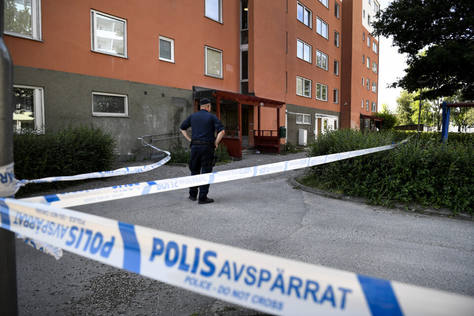 En man i 35-årsåldern har hittats död i en lägenhet i norra Eskilstuna. Två platser har spärrats av för teknisk undersökning och flera förhör har hållits.