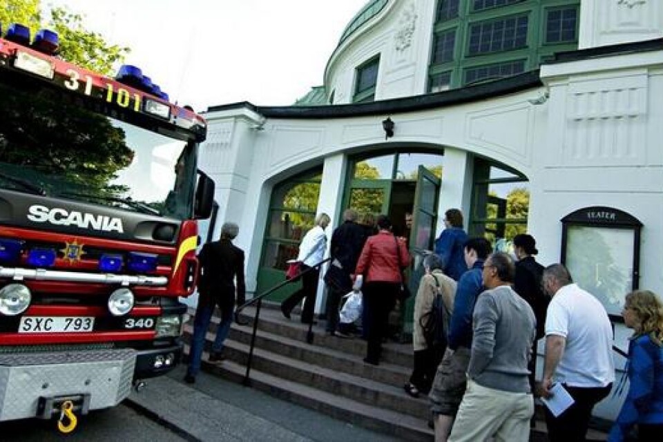 Teatern utrymdes efter larm om brand. Bild: Annica Jönsson