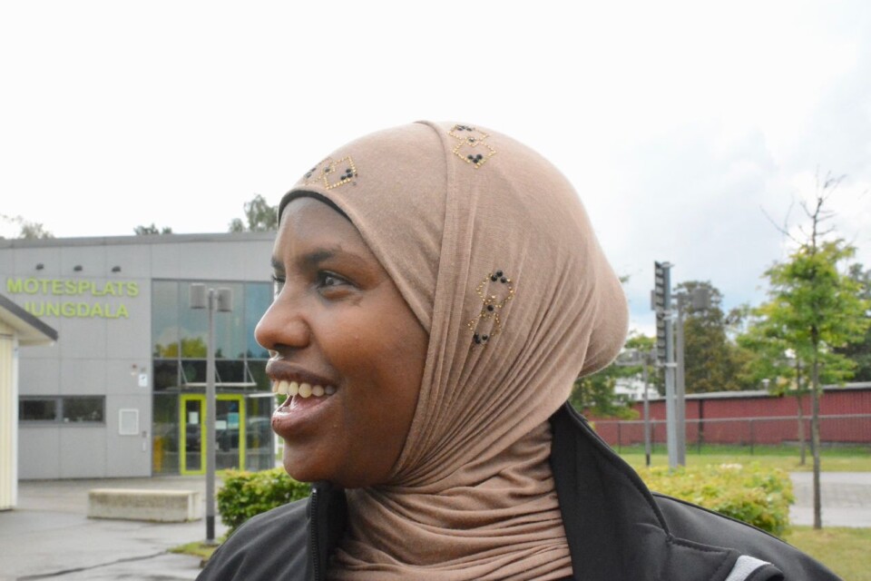 Sofia Omar hjälper till att tolka för personer som pratar somaliska. ”En del som inte har kunskaper eller är utbildade, de kan säga ”ojoj jag blir sjuk om jag får vaccin, jag får ett chip i kroppen, jag kommer att bli steril”. Men de som har bott här länge, de vill gärna vaccinera sig, och vi hjälper gärna till, säger hon.