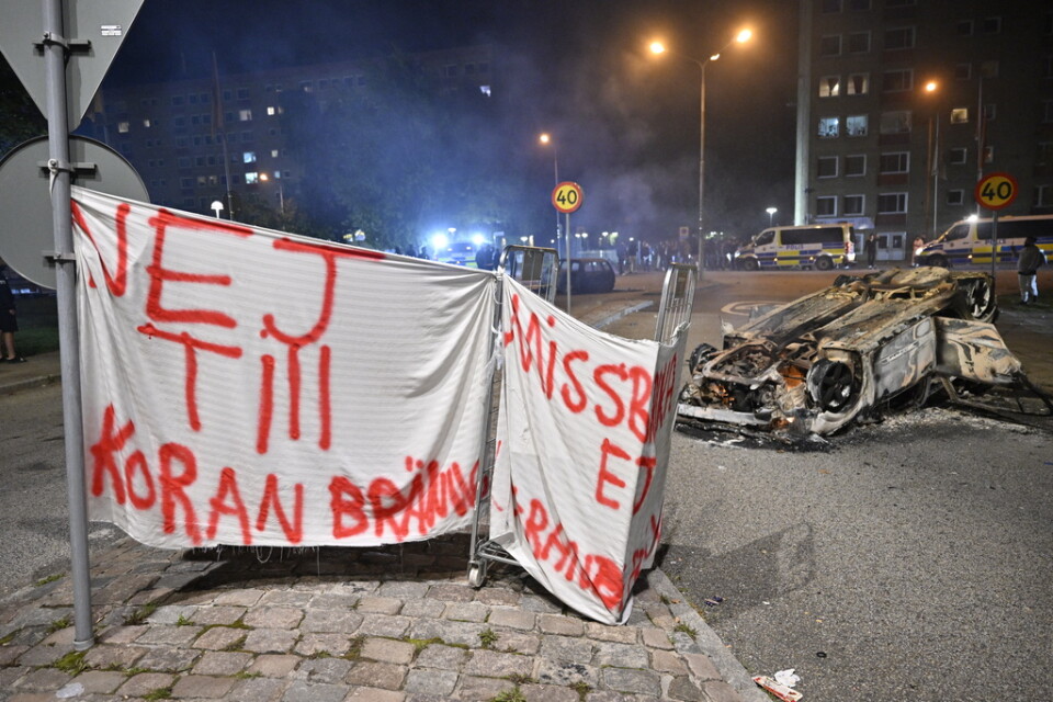 En banderoll med texten "Nej till koranbränning. Missbruka ej yttrandefriheten" placerad i rondellen vid Ramels väg.