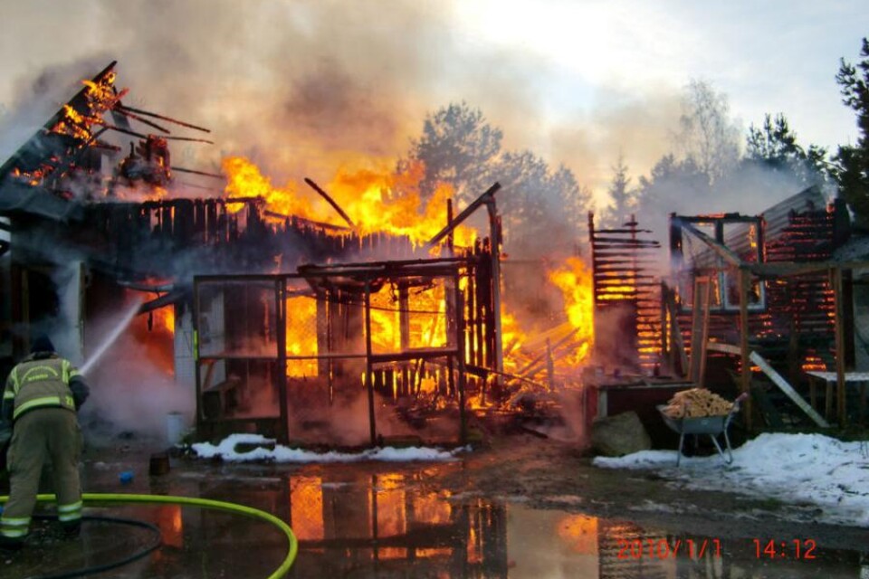 Katthemmet Kompis i Svalehult brann ner. Flera katter dog i branden. Foto: Räddningstjänsten.