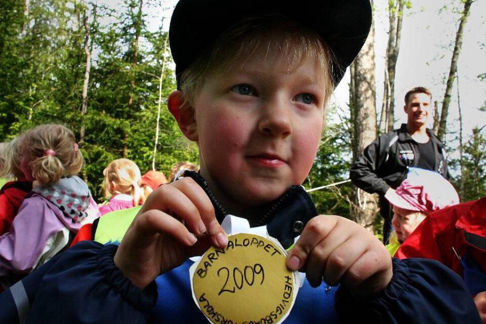 Jonathan Sandström visar stolt upp medaljen efter väl genomfört lopp.
