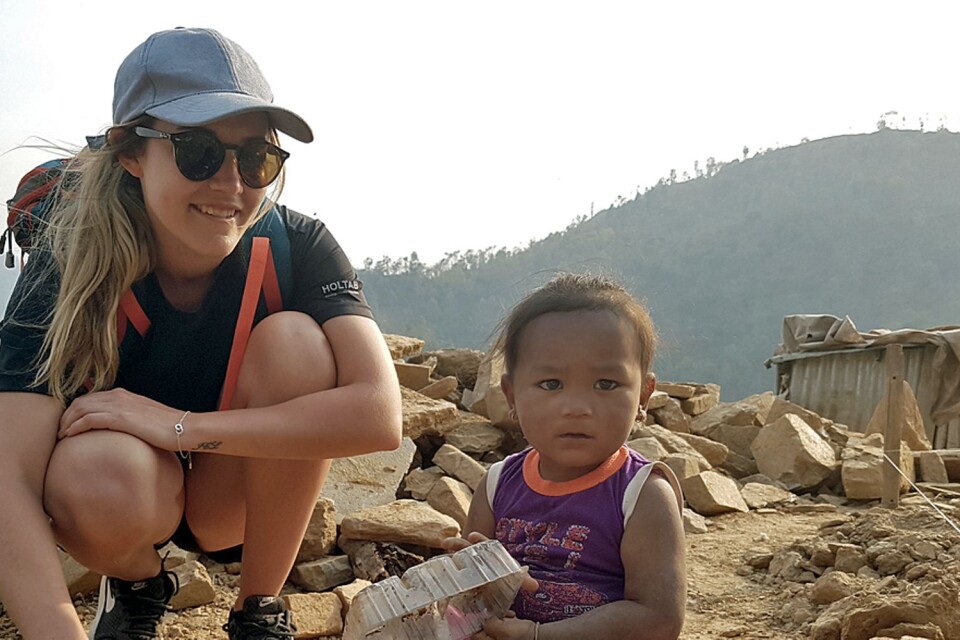 ”Vi utgick från huvudstaden Katmandu och besökte de båda byarna Jyamrung och Majhigaun under lite mer än en vecka. Det är otroligt motiverande att få göra det här i mitt arbete och se hur relativt enkla medel gör skillnad”, säger Holtabs inköpare Sanna Moberg.