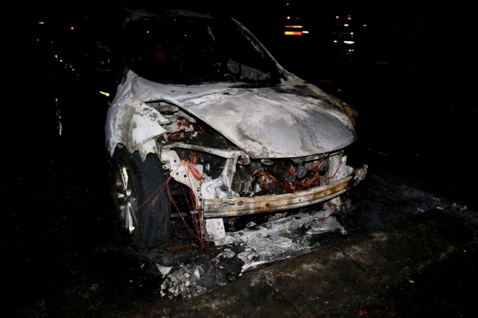 Den bil som brann är helt utbränd, i princip bara plåtskalet finns kvar av bilen.