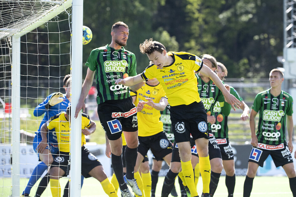 Hjalmar Ekdal nickar in kvitteringsmålet på hörna. Matchen slutade 1–1.