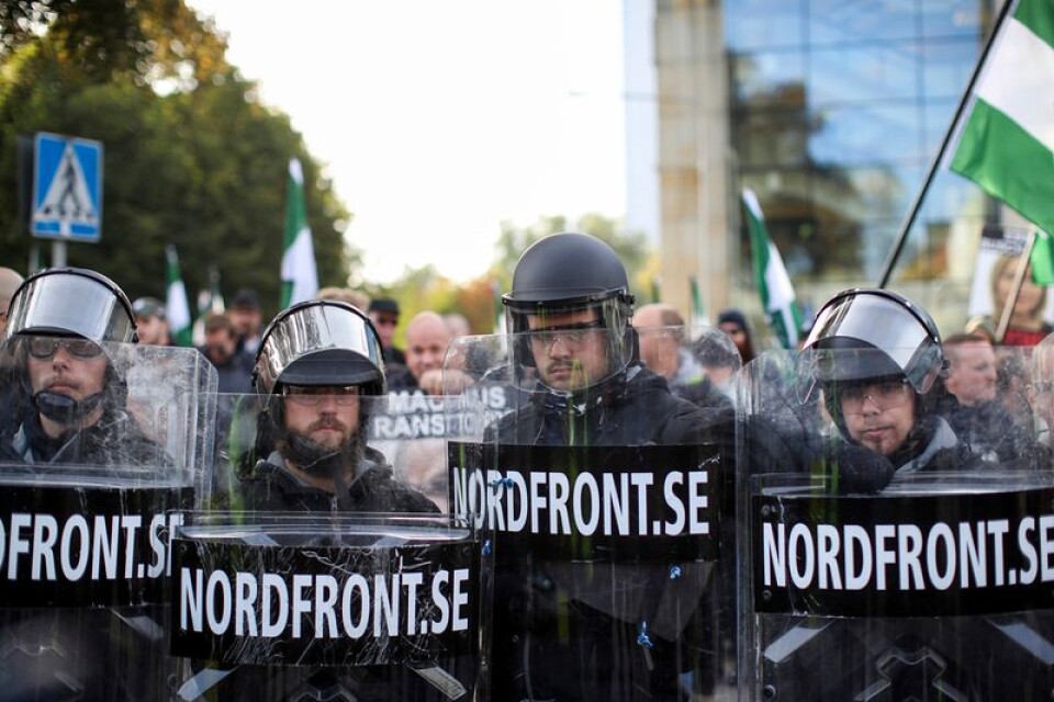 Demonstranter från Nordiska motståndsrörelsens (NMR) med sköldar, och fanor vid demonstrationen i centrala Göteborg.