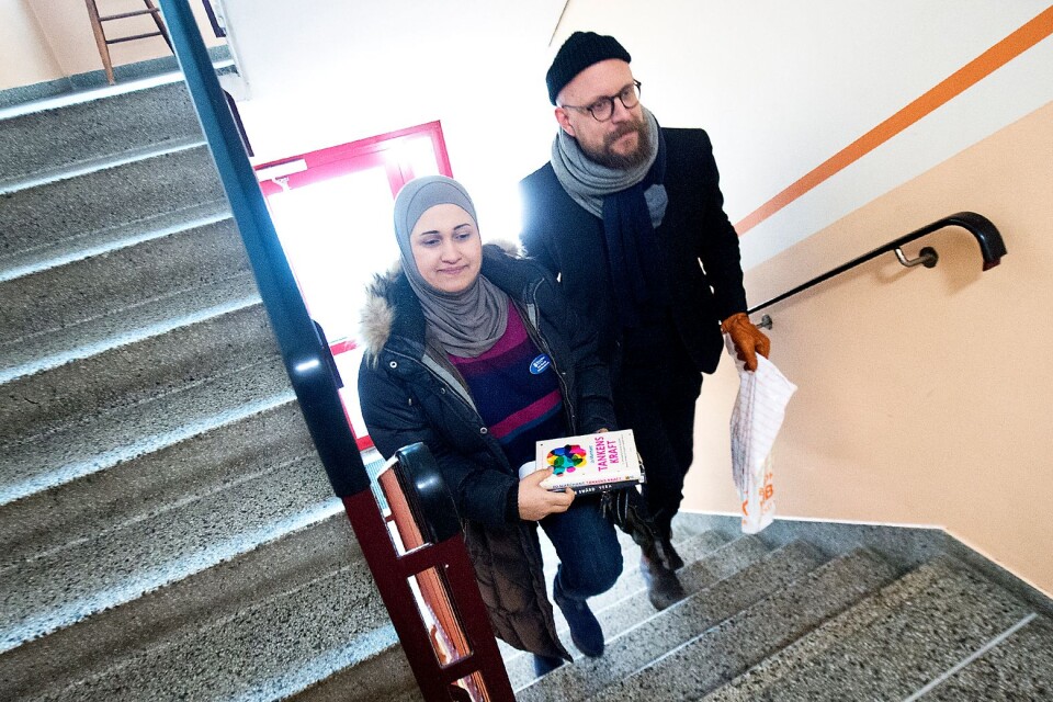 Sura Mashat och Kristian Pehrsson från biblioteket i Broby åker ut till äldre så att de kan låna böcker utan att behöva ta sig till biblioteket.