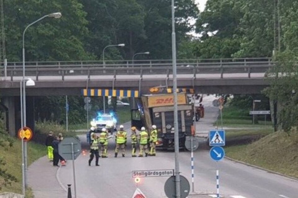 En lastbil fastnade under bron i Skälby på onsdagskvällen.