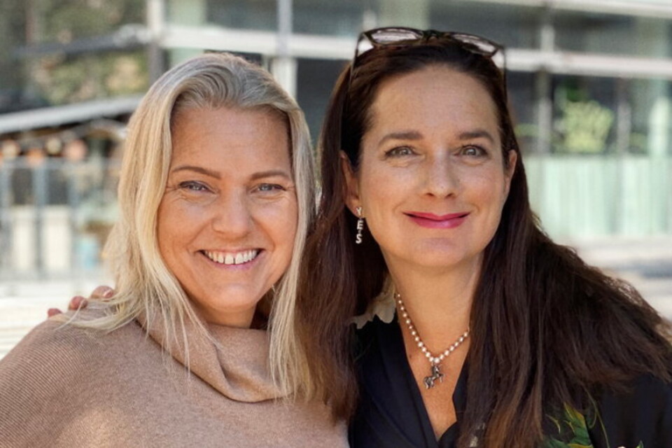 Carina Bergfeldt och Sofie Sarenbrant har skrivit en bok ihop – och fler ska det bli. Pressbild.