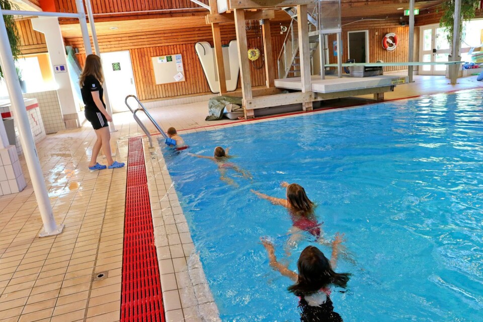 Simskola i Sim- och sporthallen i Ulricehamn. Socialdemokraterna vill ha kvar sim- och sporthallen i kommunal regi som ett led i att utveckla staden.
