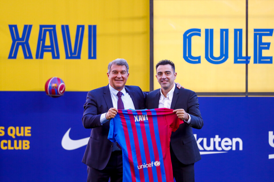 Xavi, höger, tillsammans med Barcelonas ordförande, Joan Laporta.
