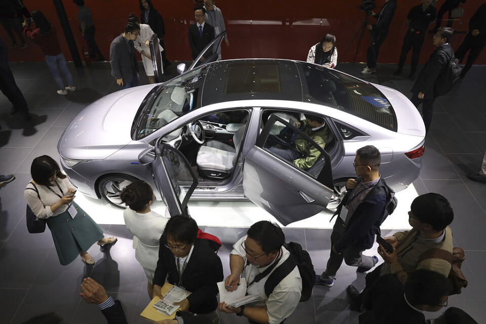 Bilförsäljningen sjunker i Kina, men förnybara energislag är populära. Här visas en elbil från Geelykoncernen, som också äger Volvo Cars, vid vårens bilmässa i Shanghai.