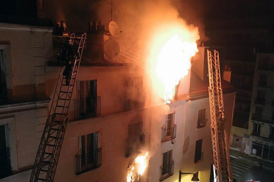 Åtta personer, varav två barn, har omkommit i en lägenhetsbrand i norra Paris. En brottsutredning har inletts och enligt myndigheterna finns tecken som tyder på att branden var anlagd. Brandkåren larmades till platsen vid tvåtiden på natten och lyckades