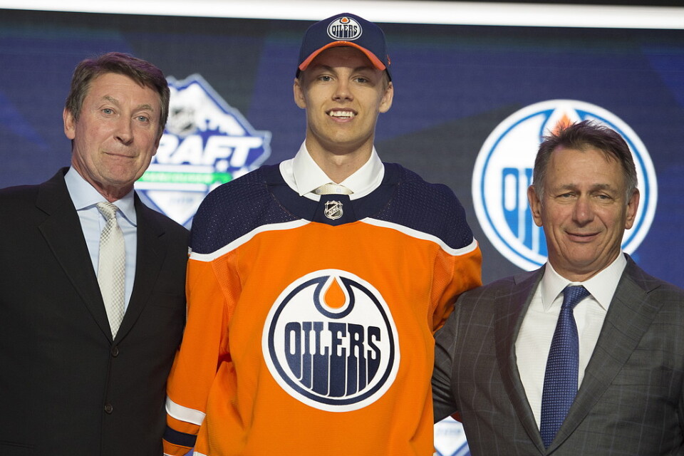 Philip Broberg tillsammans med ishockeylegendaren och före detta Edmontonspelaren Wayne Gretzky, till vänster, och Edmontonbasen Ken Holland.