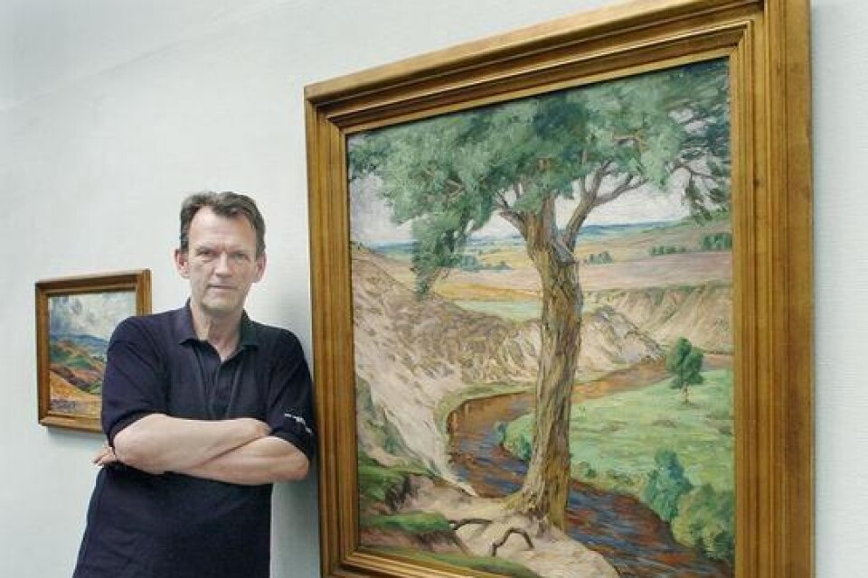 I sommar ställer Ystads konstmuseum ut en stor del av Prins Eugens Österlenmålningar. Konstchefen Thomas Millroth har fått tillgång till mycket material. Här syns han vid en av de större målningarna. BILD: JAN-OLLE PERSSON