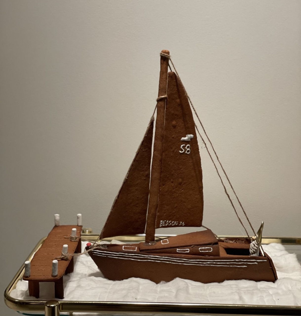 Magnus Magnå och Linn Magnå har skapat ett verk utifrån sin längtan till båtsäsongen.Verket är ett bygga av familjens egna segelbåt.