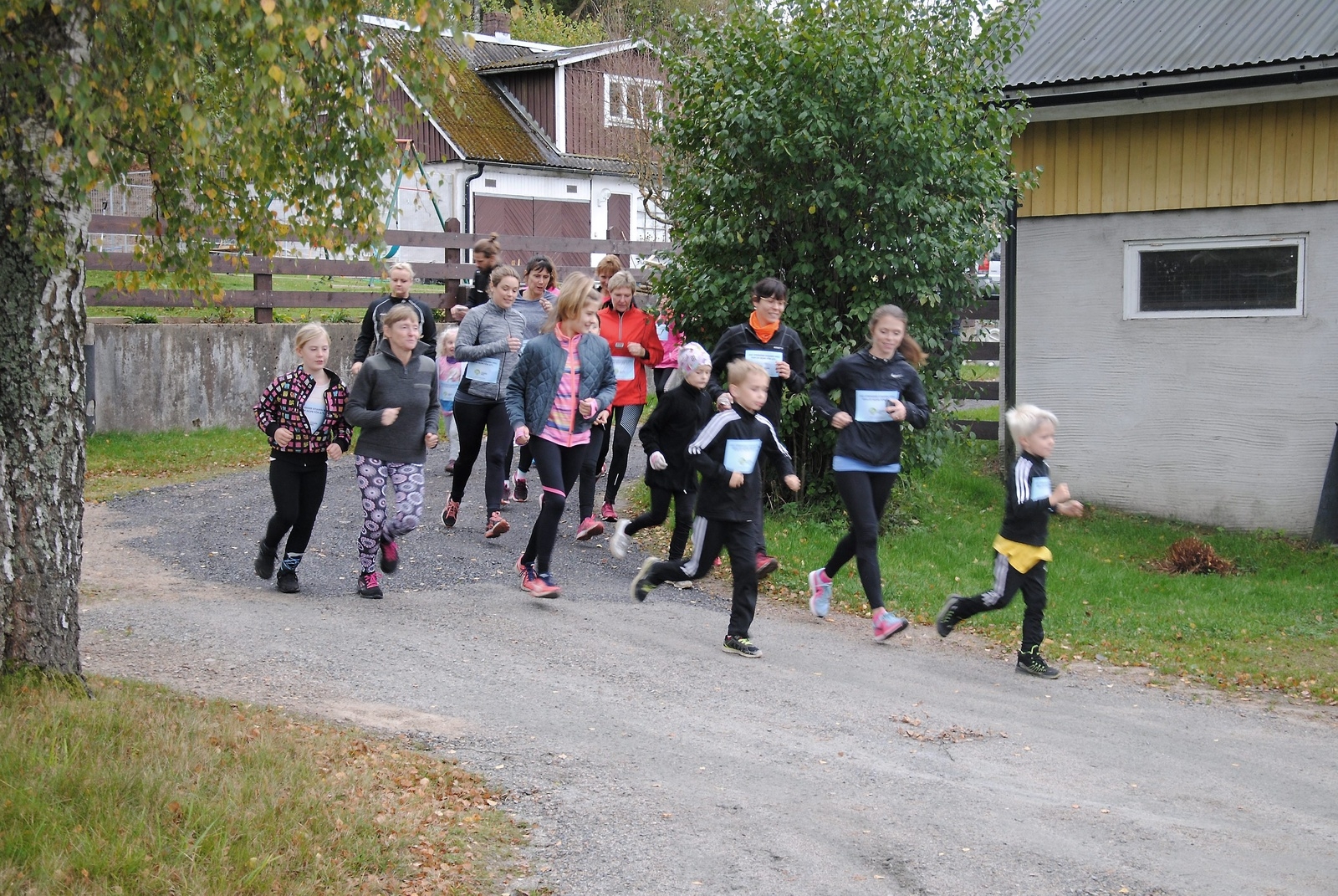 Starten gick från Katrin Falks uppfart klockan 11. 12 000 sprang Run of Hope i hela Sverige på lördagen. Vem som vill kan arrangera ett lopp.                                                 Foto: Stefan Olofson