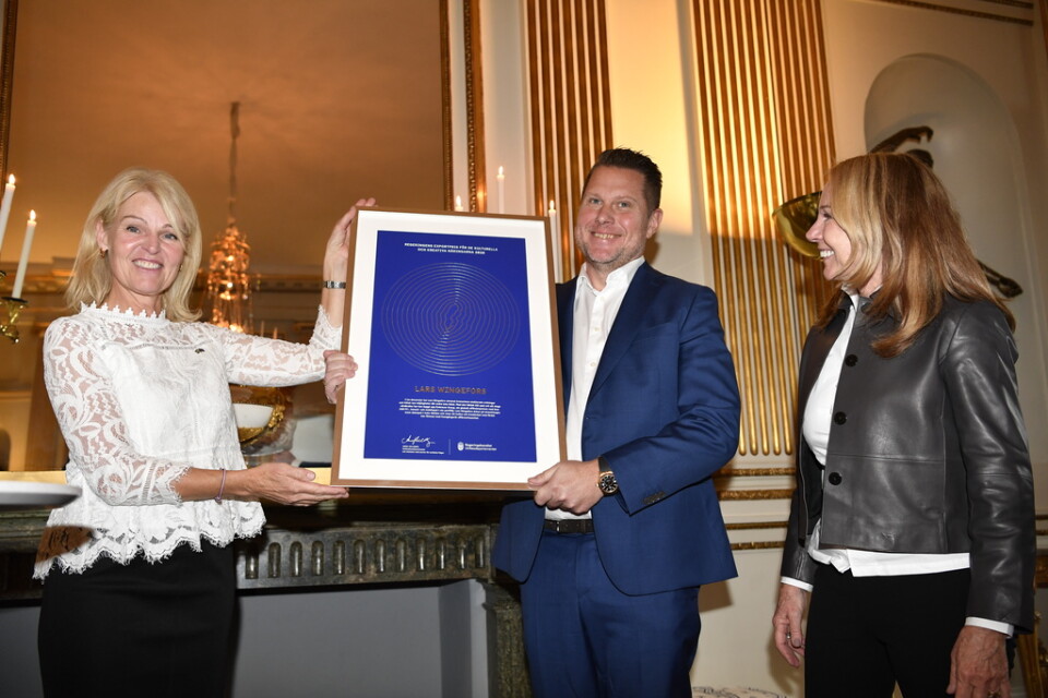 Utrikeshandelsminister Anna Hallberg delar ut regeringens exportpris för kulturella och kreativa näringar till Lars Wingefors. Till höger Kicki Wallje-Lund styrelseordförande i Wingefors företag Embracer.
