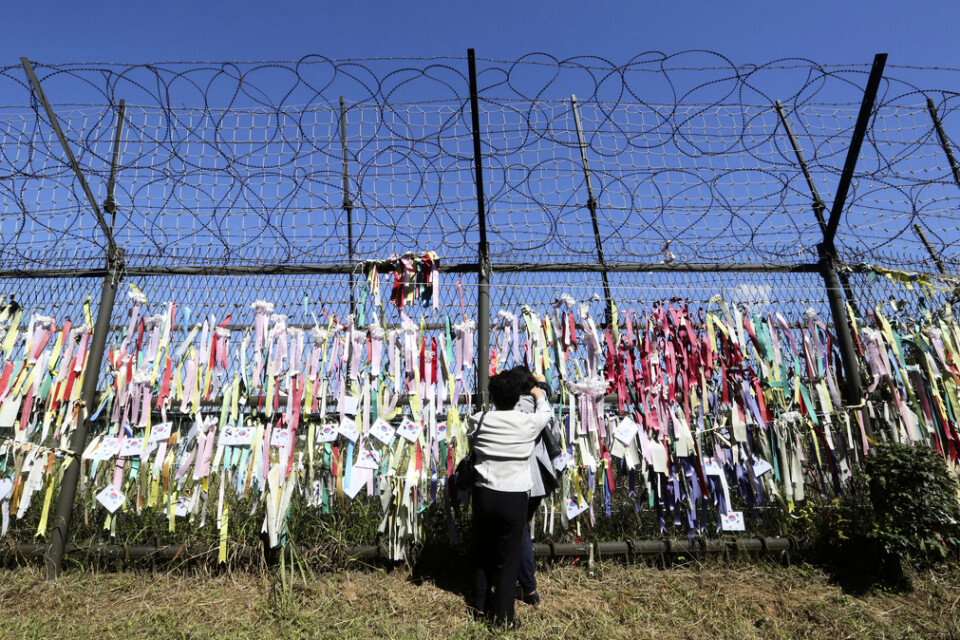 Nordkoreanska avhoppare i Sydkorea gråter framför ett taggtrådsstängsel dekorerat med hoppfulla meddelanden om en återförening av de båda länderna på Koreahalvön. Arkivbild.