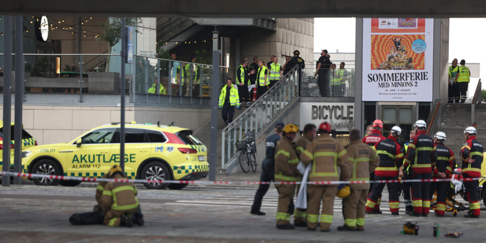 Polis och räddningsfordon i närheten av det köpcentrum i Köpenhamn där flera personer sköts ihjäl på söndagskvällen.