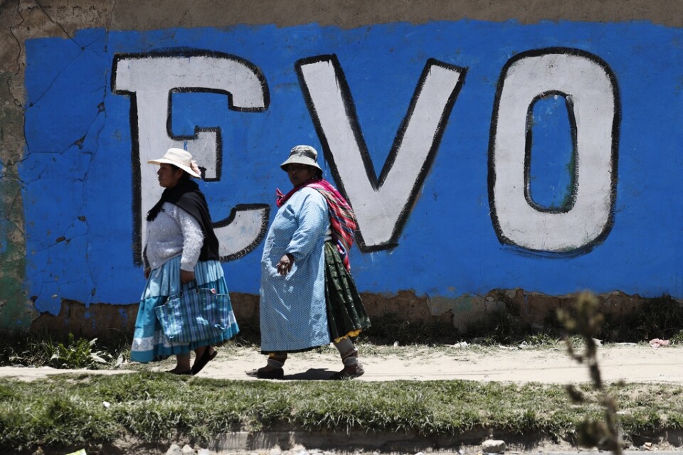 Anhängare till ex-presidenten Evo Morales passerar en väggmålning i El Alto, en förstad till huvudstaden La Paz där det bor många människor från Bolivias ursprungsbefolkning. Bilden är tagen den 20 november.