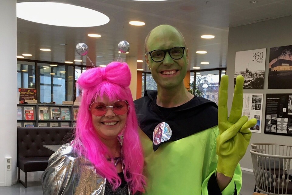 Caroline Svensson, enhetschef för barn och ungdom, och Magnus Dahl, bibliotekarie, gick all in och klädde sig som rymdvarelser på Barnens dag på Växjö stadsbibliotek.