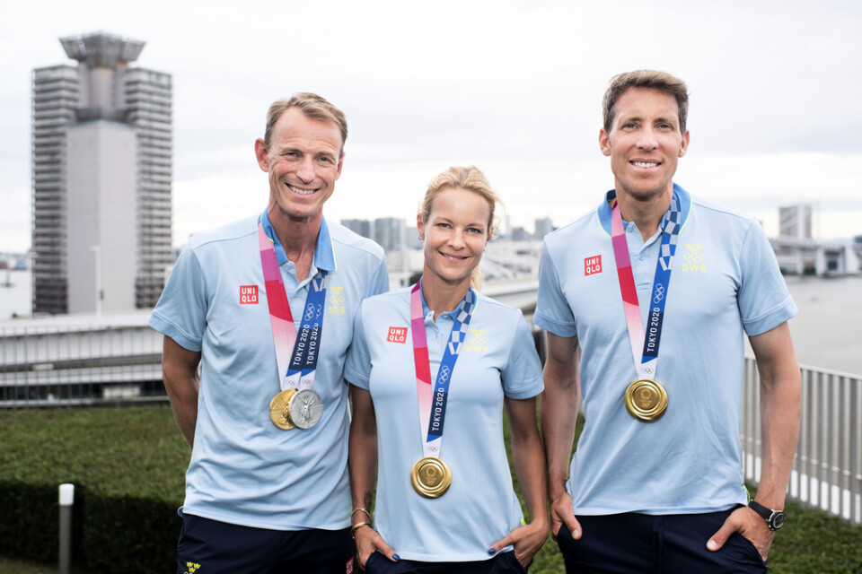 Peder Fredricson, Malin Baryard Johnsson och Henrik von Eckermann med sina guld från lagtävlingen i OS.