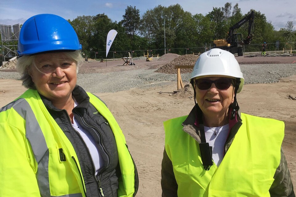 Jenny Ådnanes från BTE och Inger Blomqvist, styrelseordförande för Bosams i Borgholm - båda belåtna byggare.