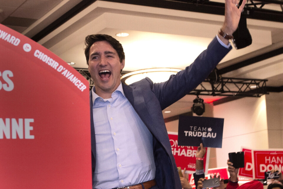 På bilder från kampanjmötet i Mississauga i provinsen Ontario ses Kanadas premiärminister Justin Trudeau bära en skottsäker väst.