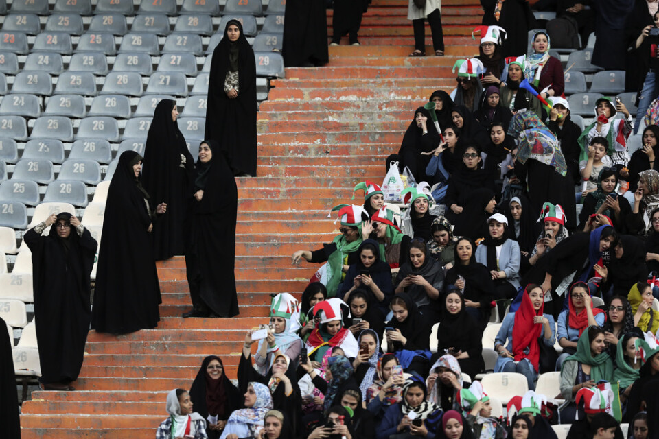 För första gången på nästan 40 år tilläts kvinnor köpa biljetter till en fotbollsmatch i Iran. Men fler än de på förhand bestämda 3|500 biljetterna släpptes inte till VM-kvalmatchen mot Kambodja, som Iran vann med 14–0.